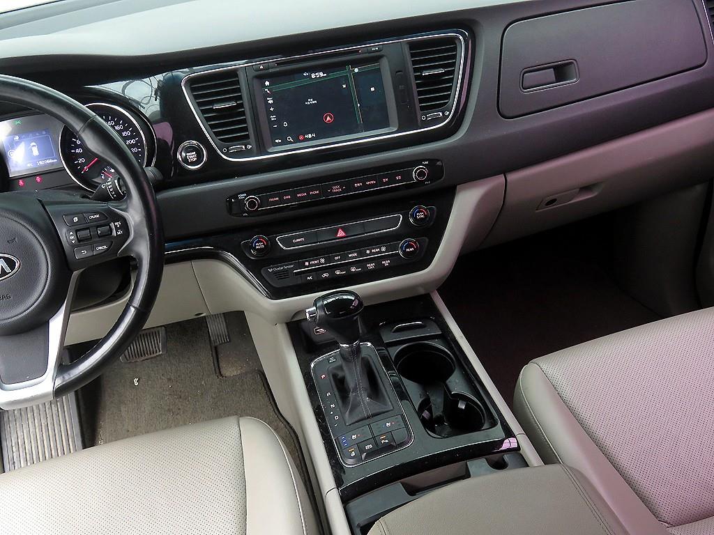 KIA Carnival - Vista 11