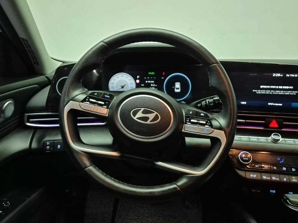 HYUNDAI Avante - Vista 9