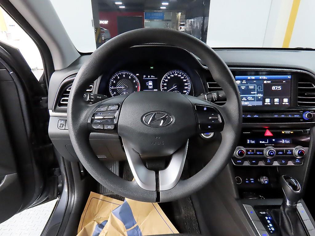 HYUNDAI Avante - Vista 9