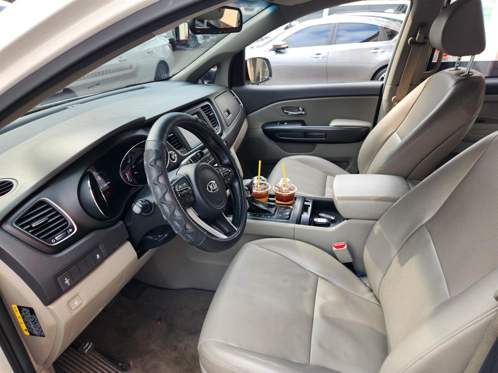 KIA Carnival - Vista 11