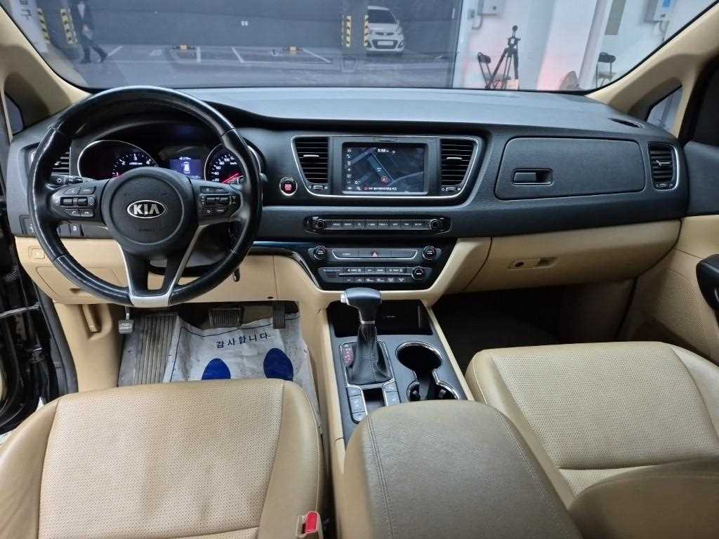KIA Carnival - Vista 7