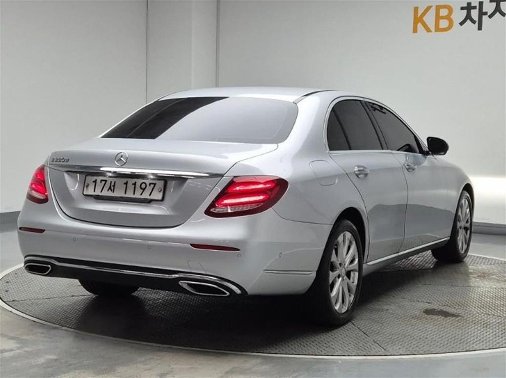 Mercedes Benz E class - Vista 4