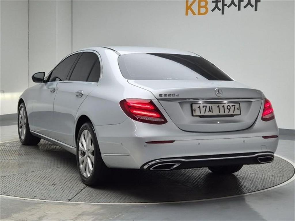 Mercedes Benz E class - Vista 3