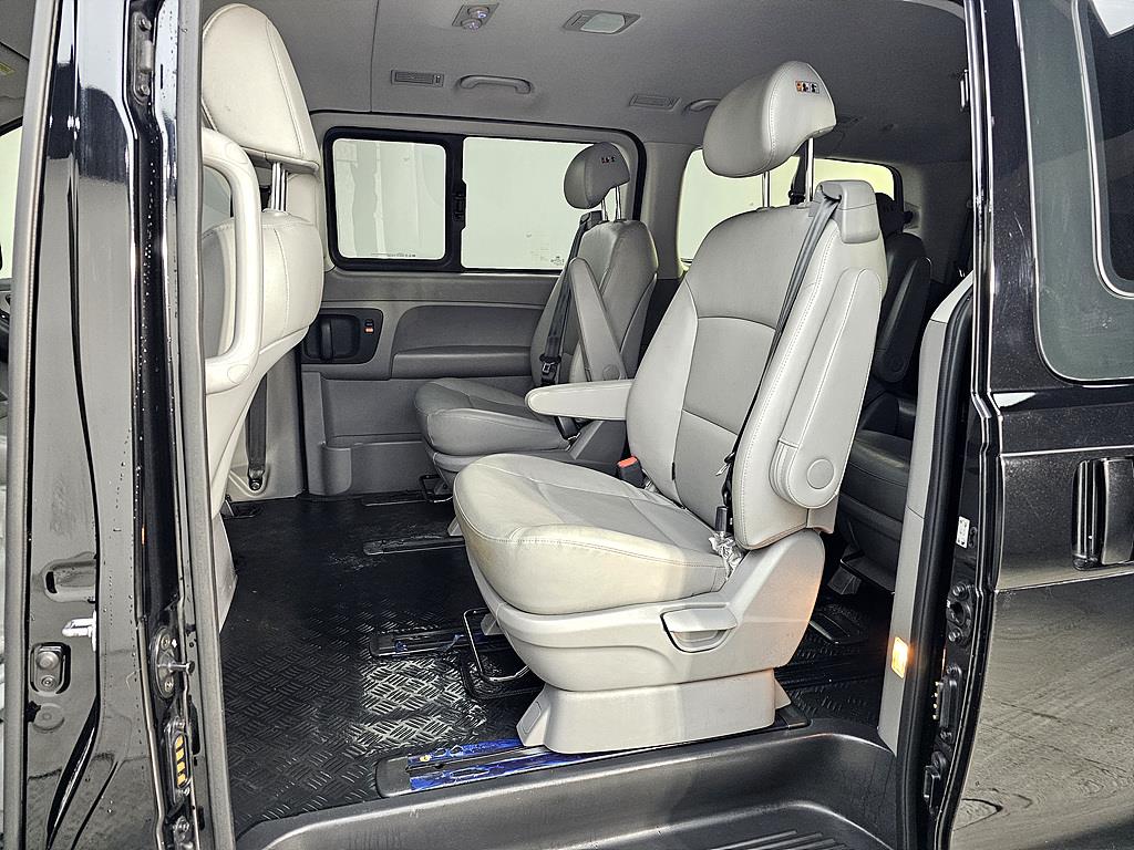 HYUNDAI Starex - Vista 9