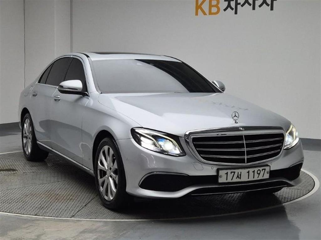 Mercedes Benz E class - Vista 2