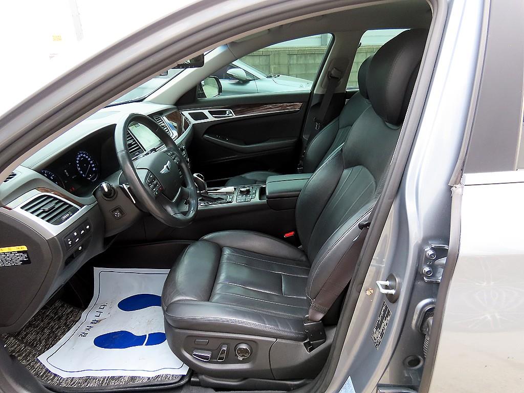 HYUNDAI Genesis - Vista 5