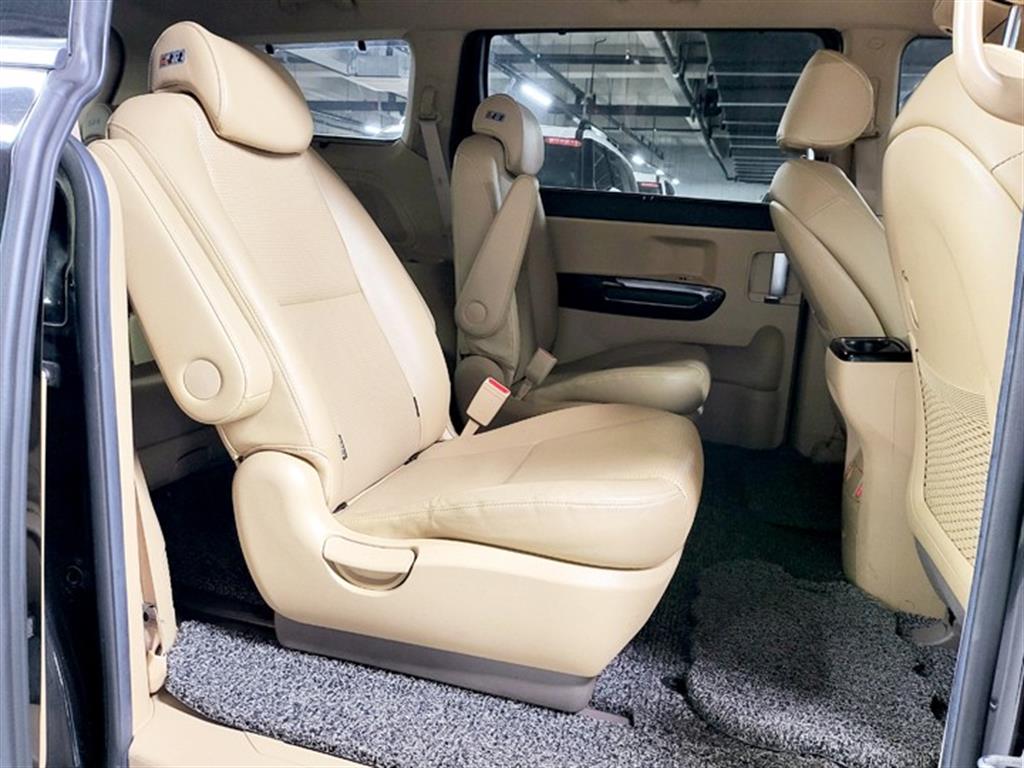 KIA Carnival - Vista 11