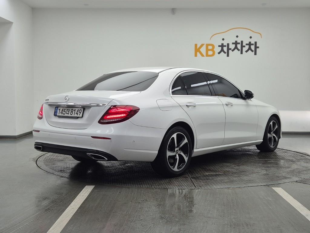 Mercedes Benz E class - Vista 4