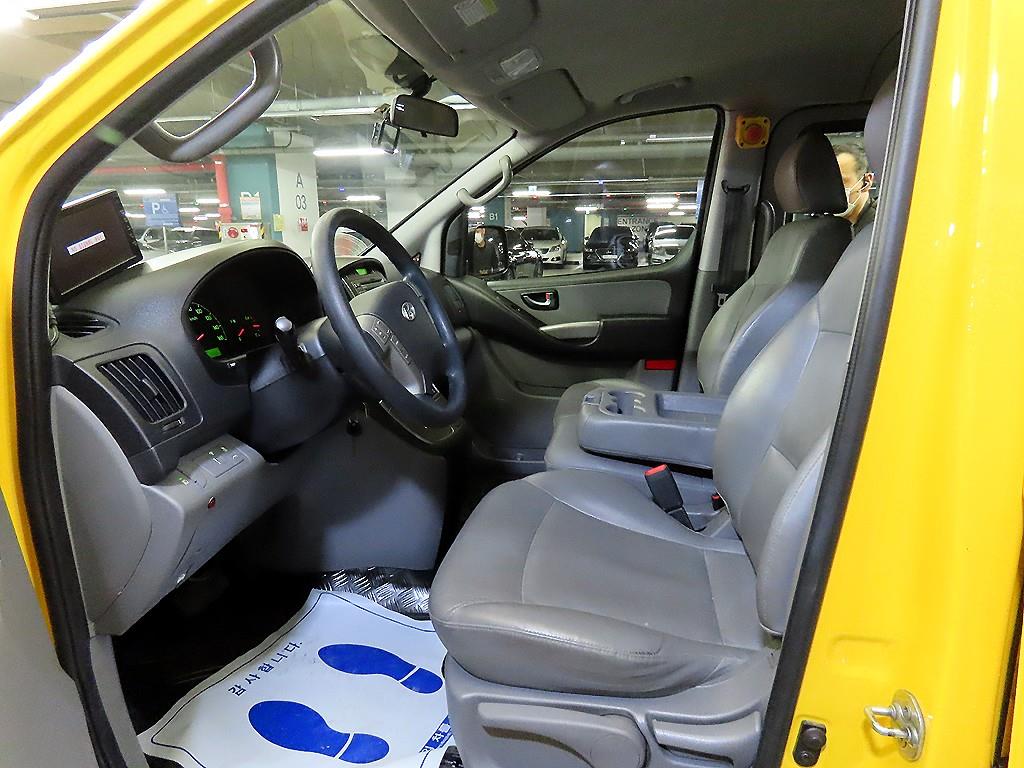 HYUNDAI Starex - Vista 6