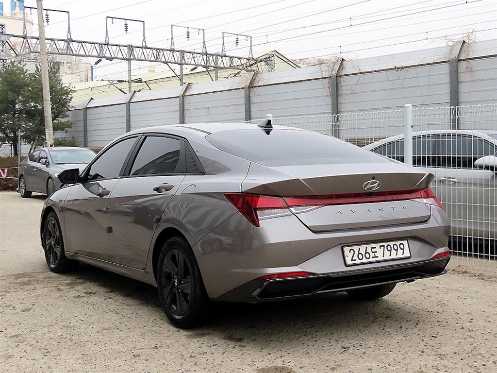 HYUNDAI Avante - Vista 3