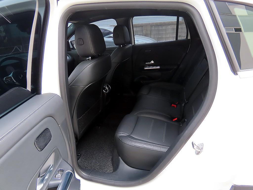 Mercedes Benz EQA - Vista 6