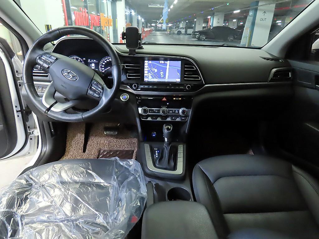 HYUNDAI Avante - Vista 10