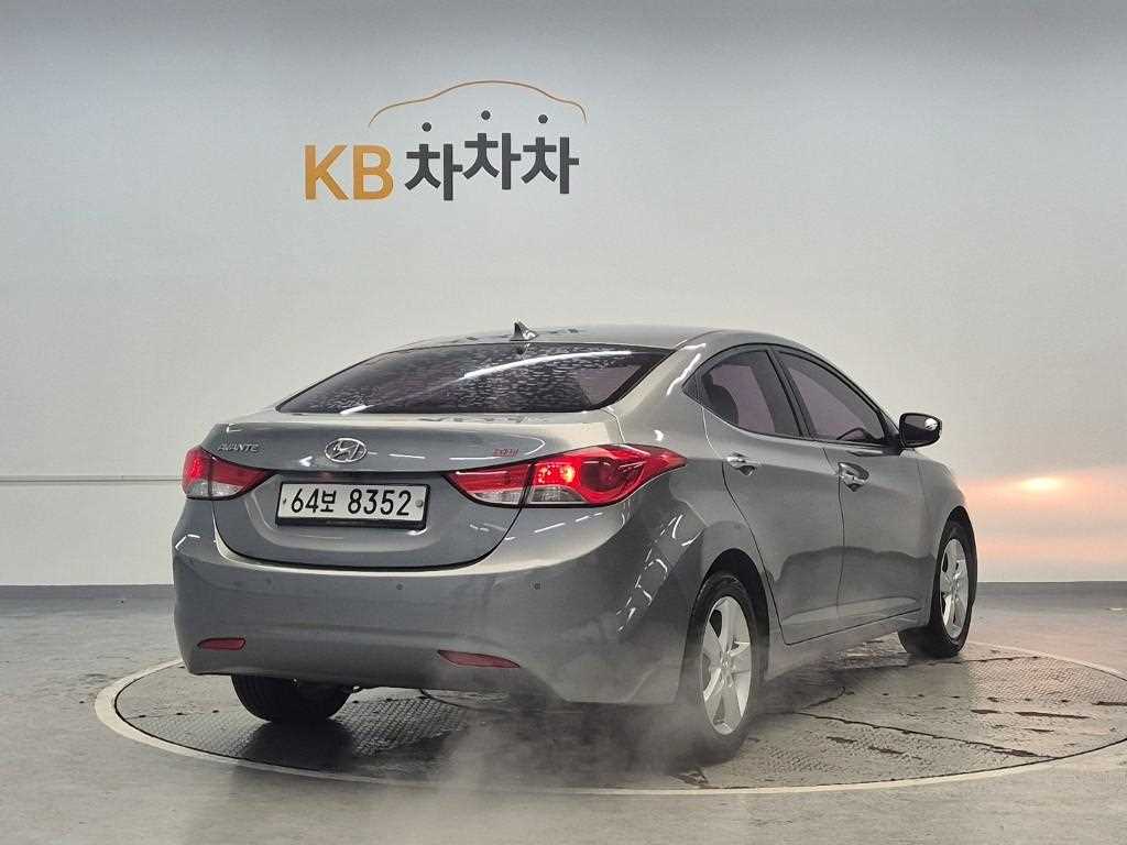 HYUNDAI Avante - Vista 3