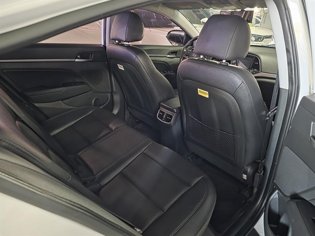 HYUNDAI Avante - Vista 9