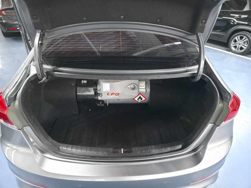 HYUNDAI Avante - Vista 7