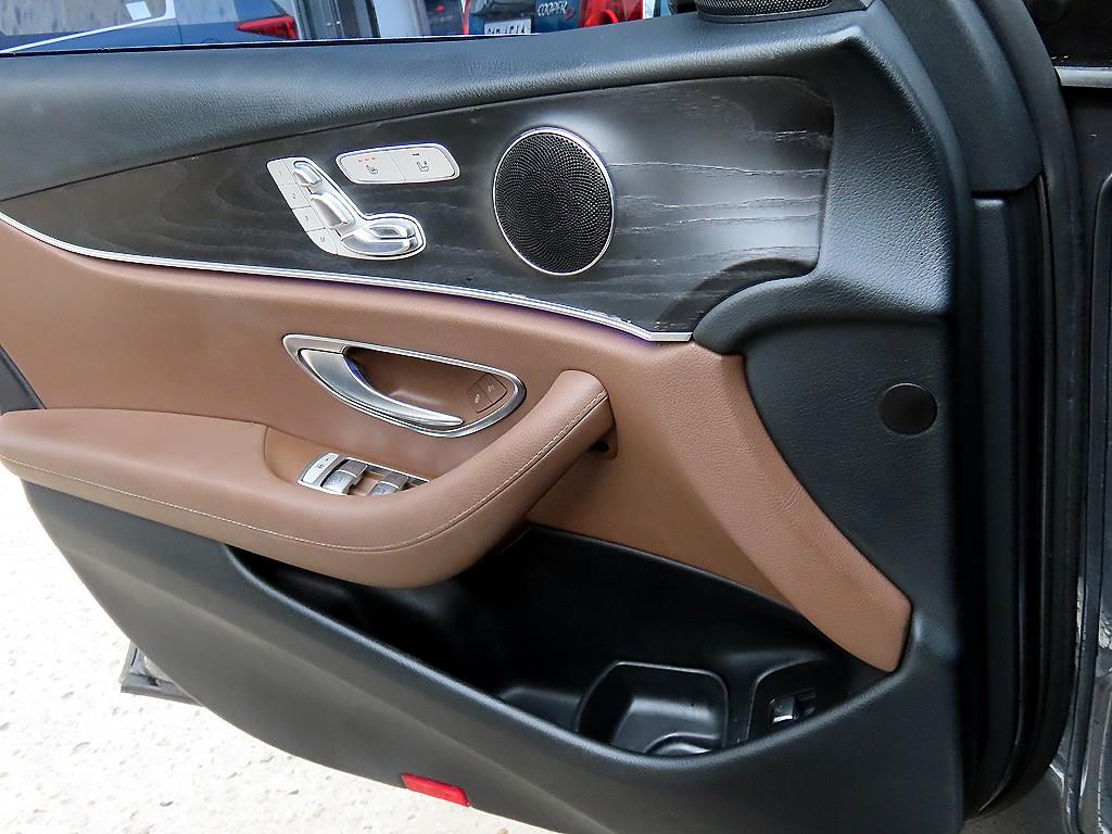 Mercedes Benz E class - Vista 12