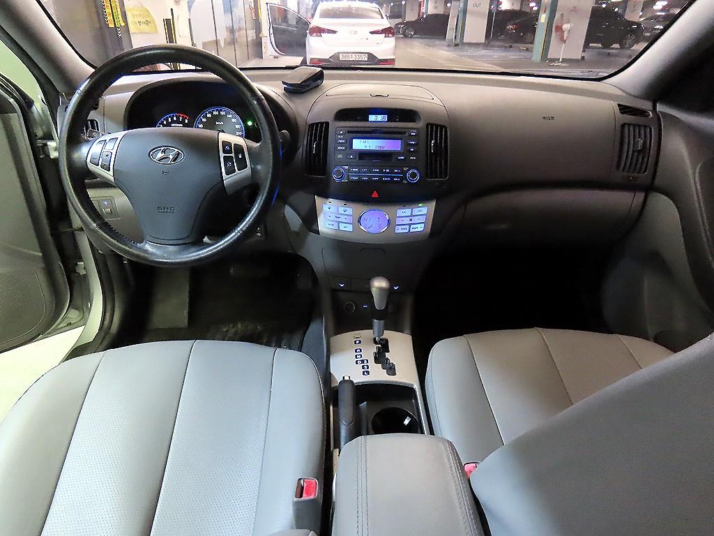 HYUNDAI Avante - Vista 10