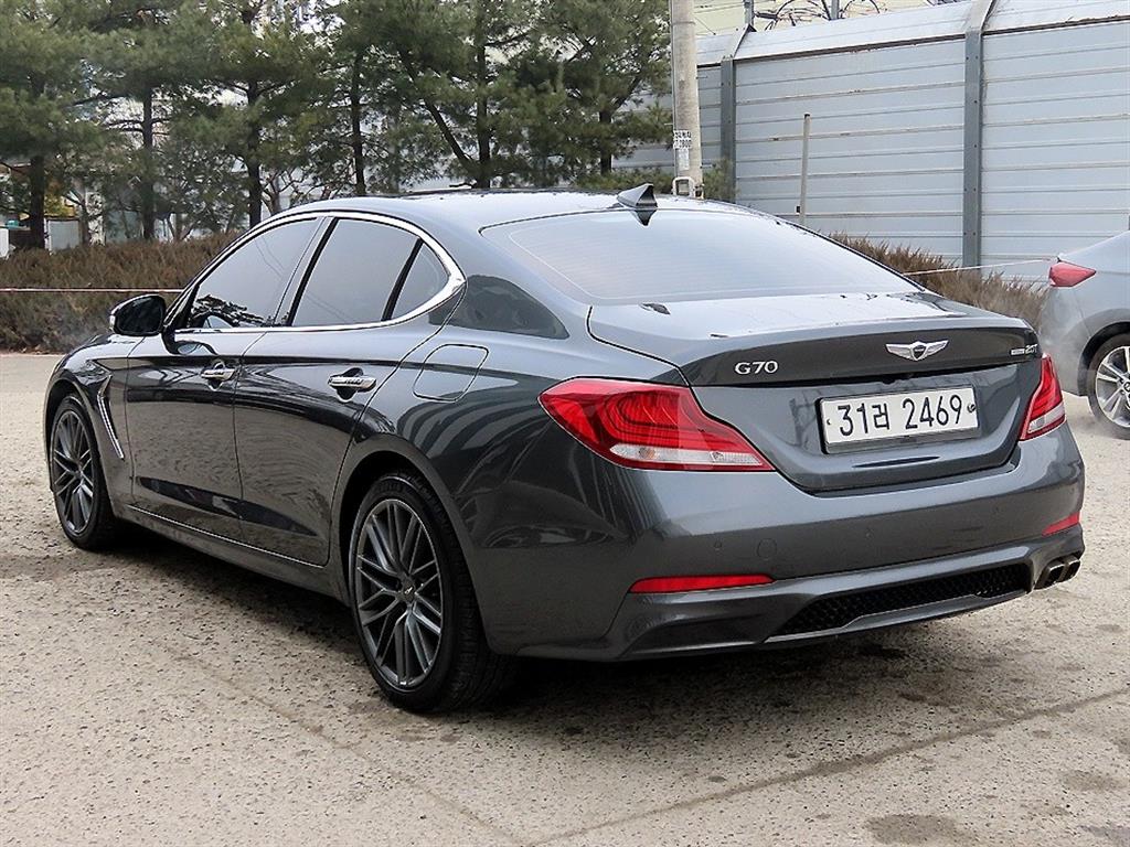 Genesis G70 - Vista 3