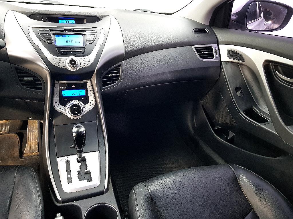 HYUNDAI Avante - Vista 9