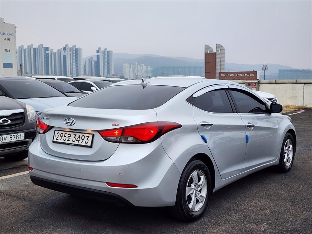 HYUNDAI Avante - Vista 3