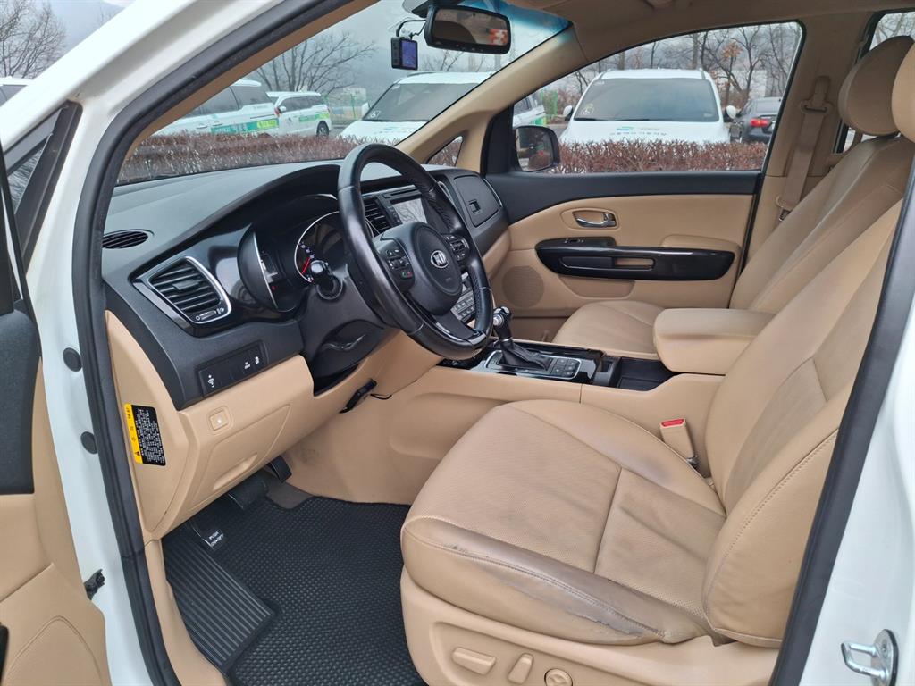 KIA Carnival - Vista 9