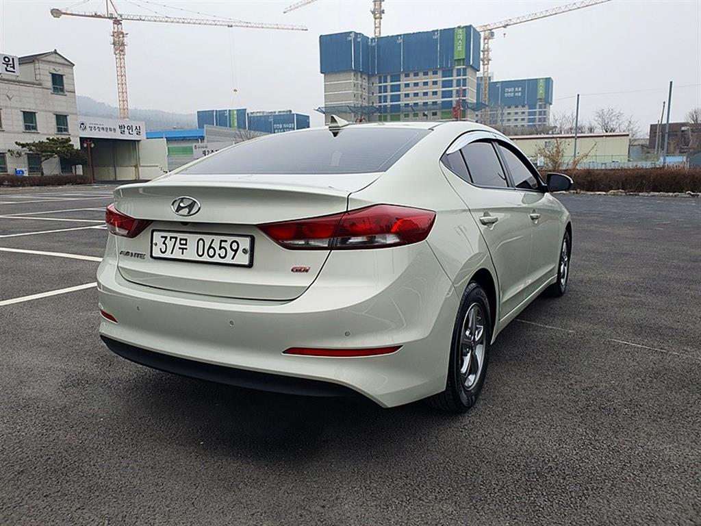 HYUNDAI Avante - Vista 6