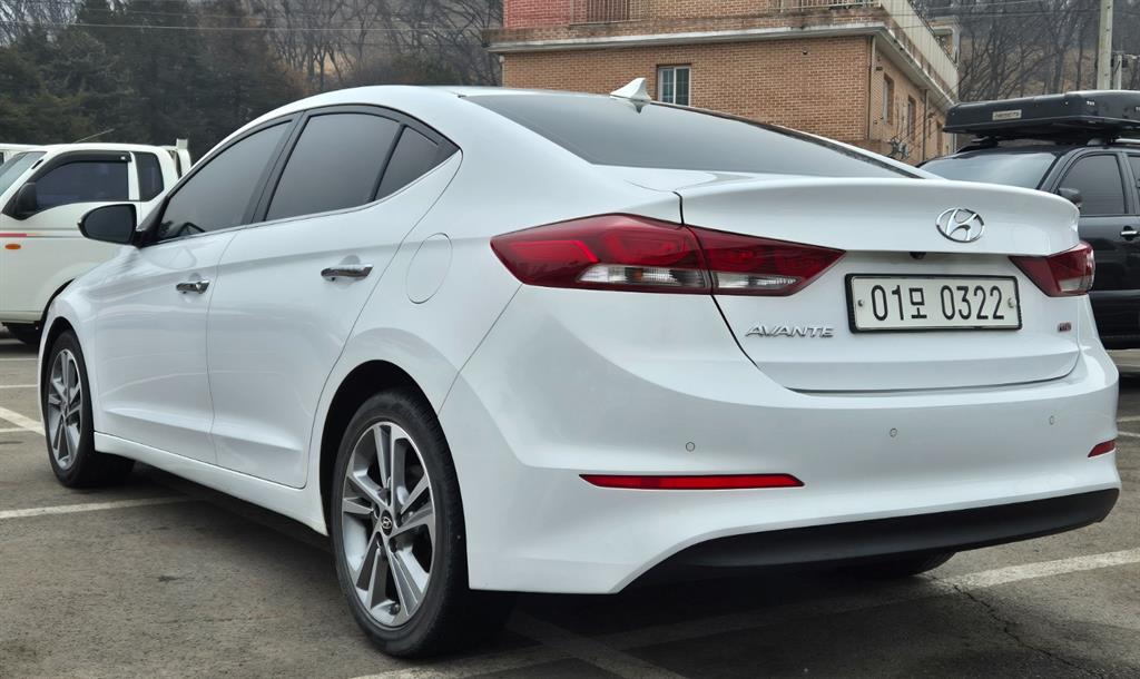 HYUNDAI Avante - Vista 3