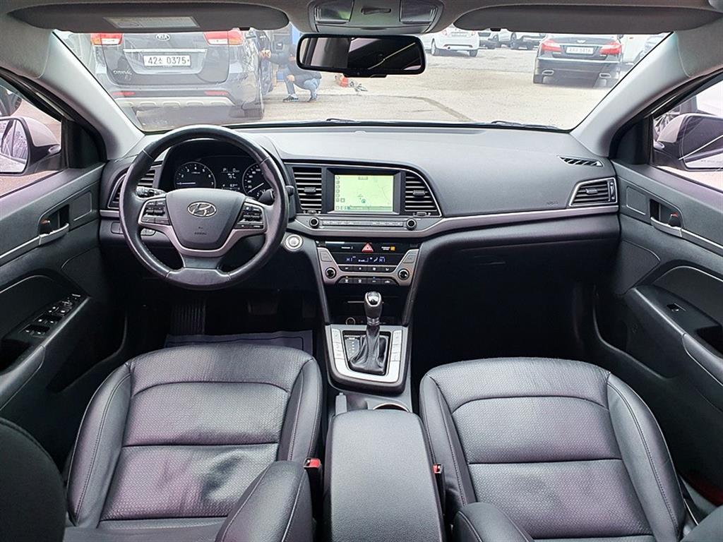 HYUNDAI Avante - Vista 10