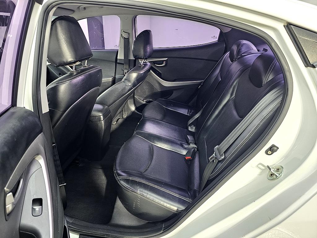 HYUNDAI Avante - Vista 9