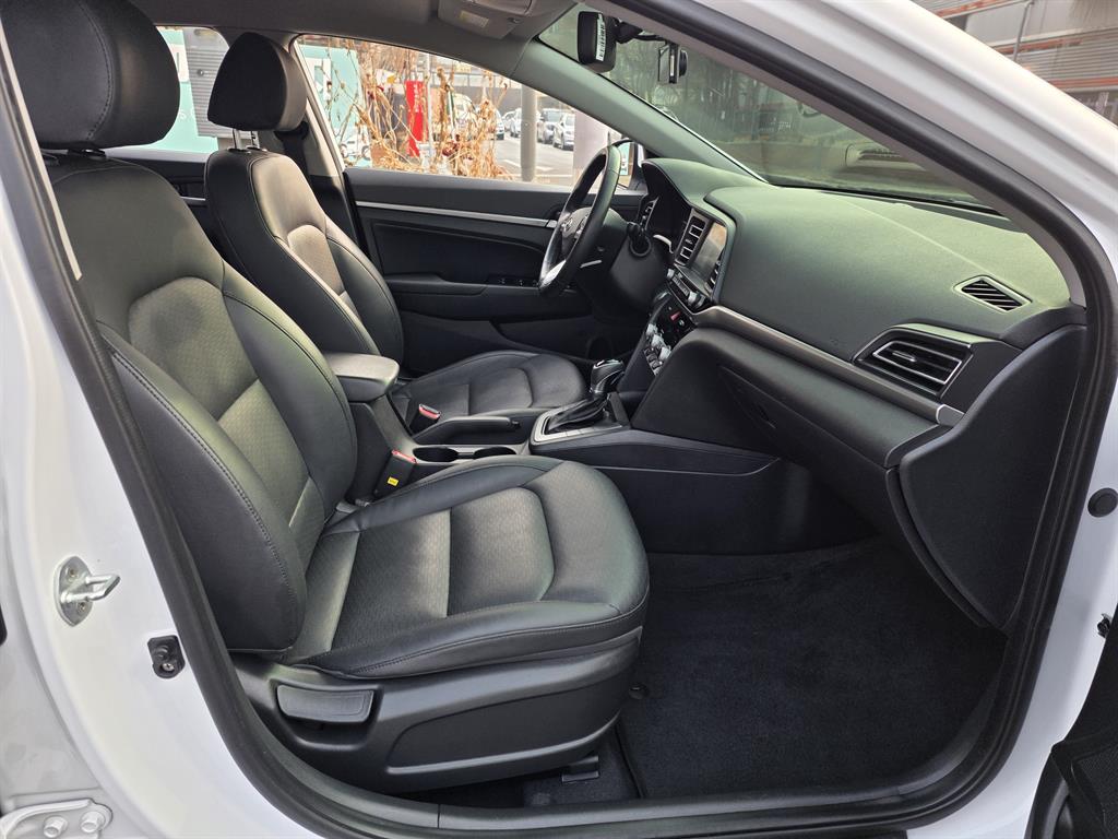 HYUNDAI Avante - Vista 10