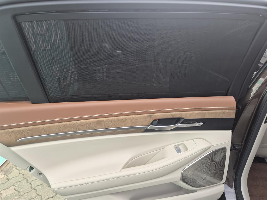 Genesis G90 - Vista 12