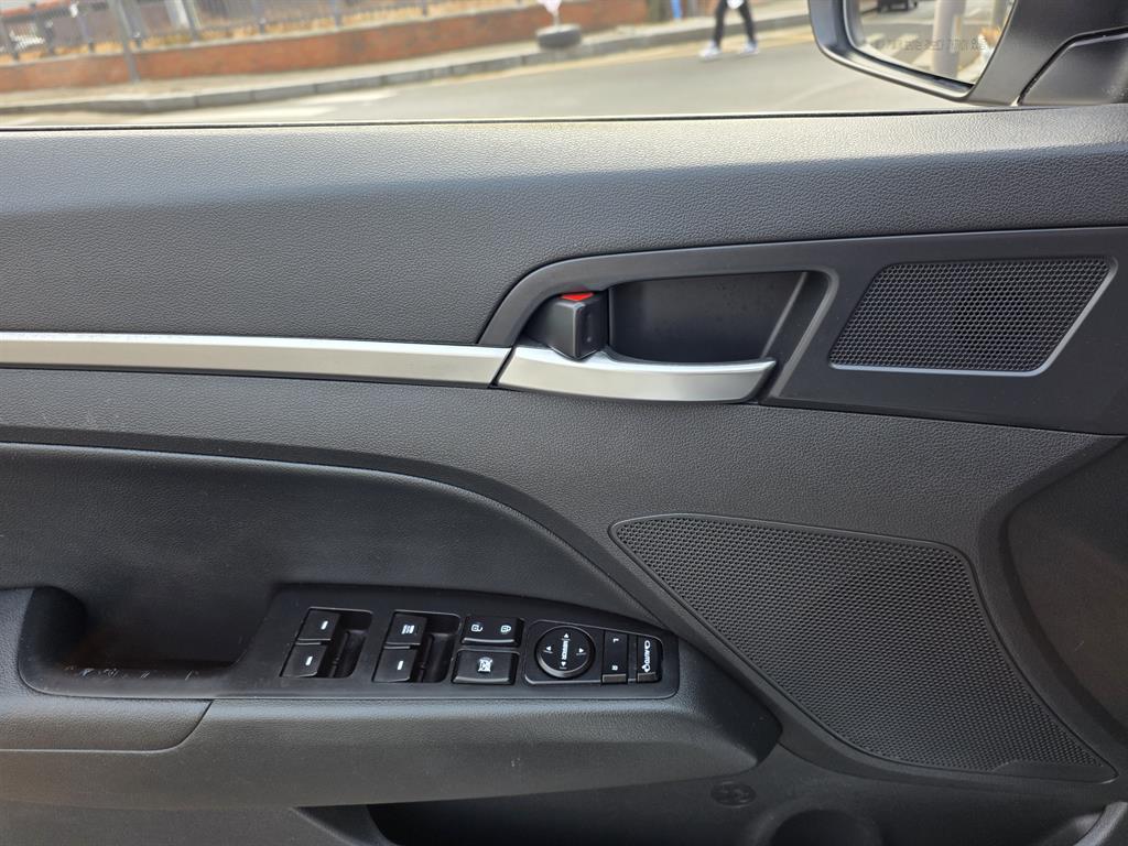 HYUNDAI Avante - Vista 7