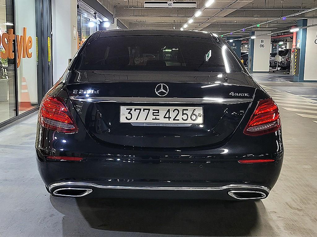 Mercedes Benz E class - Vista 5