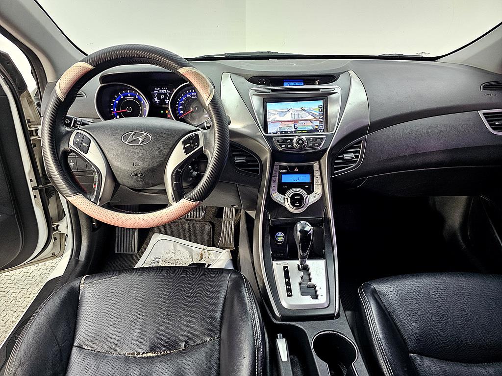 HYUNDAI Avante - Vista 5