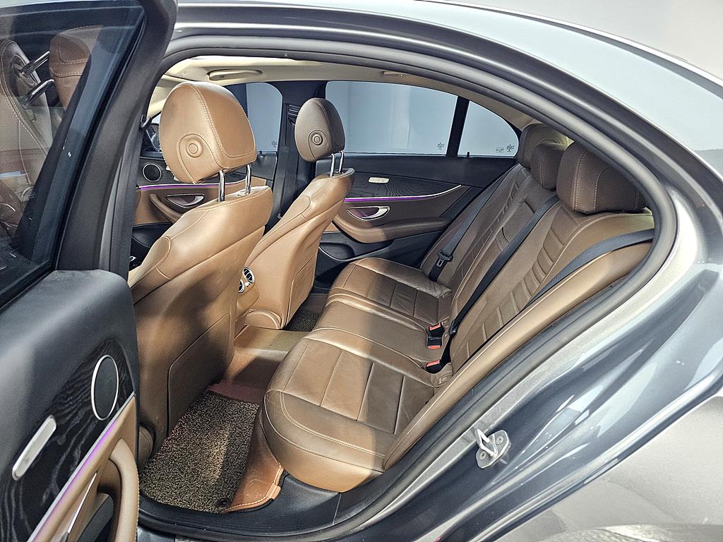 Mercedes Benz E class - Vista 9