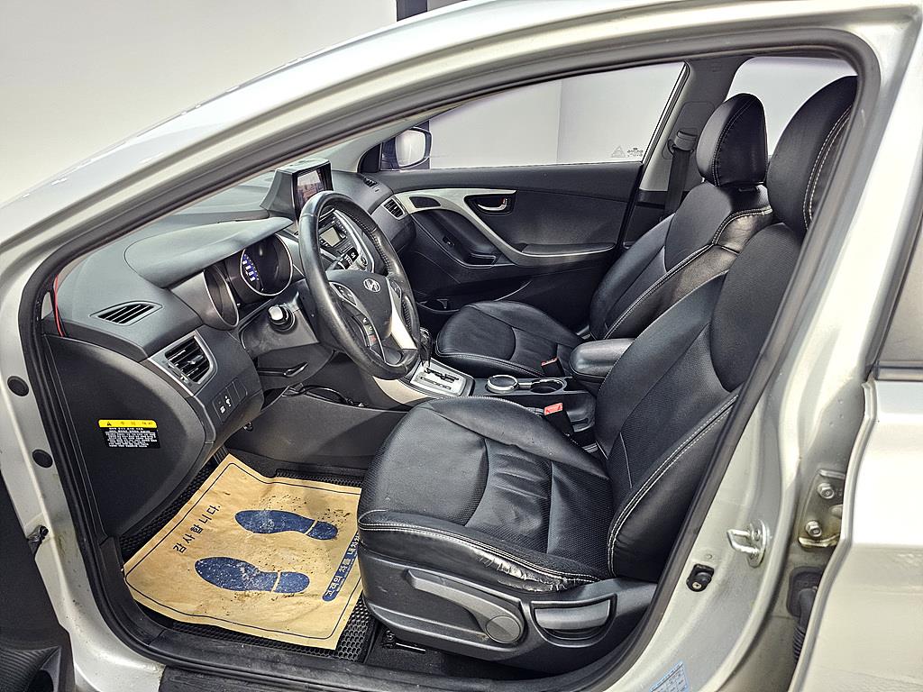 HYUNDAI Avante - Vista 8