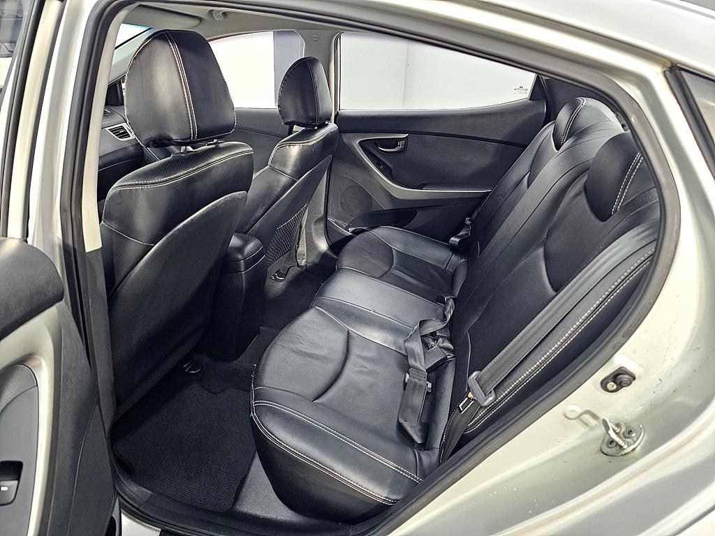 HYUNDAI Avante - Vista 9