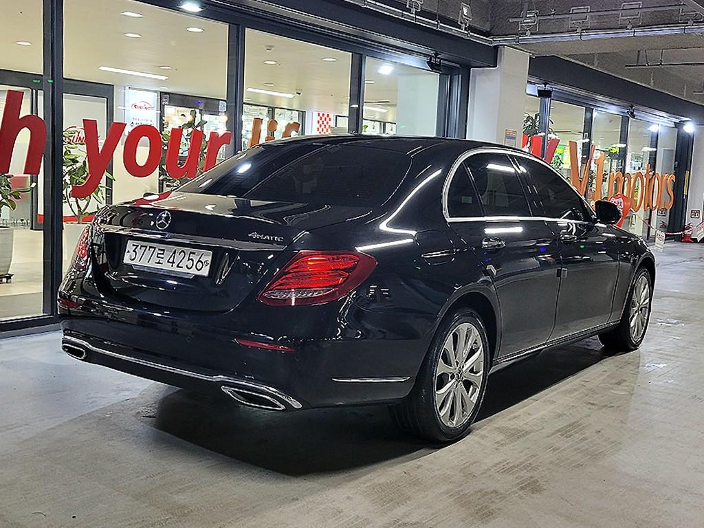 Mercedes Benz E class - Vista 4