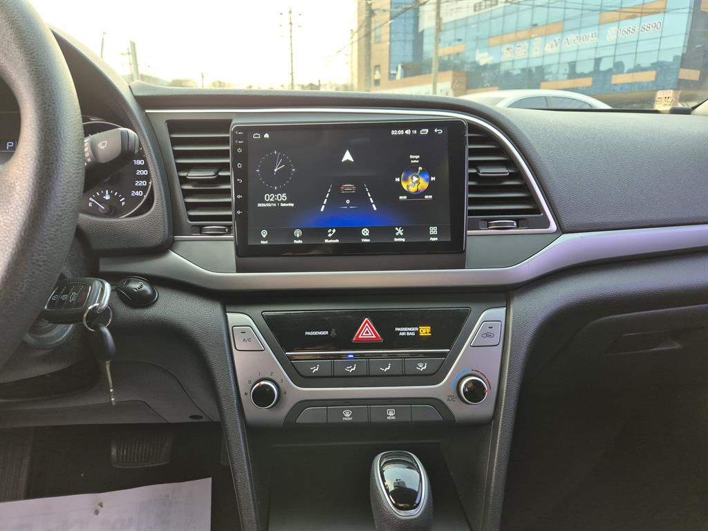 HYUNDAI Avante - Vista 10