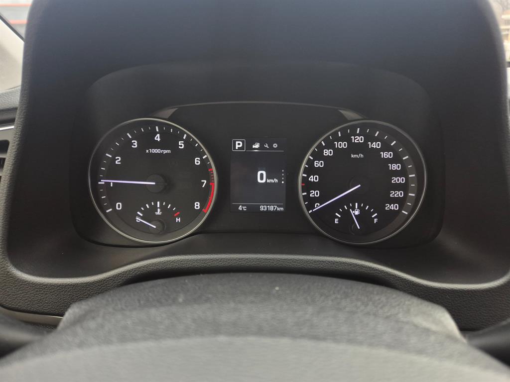 HYUNDAI Avante - Vista 9