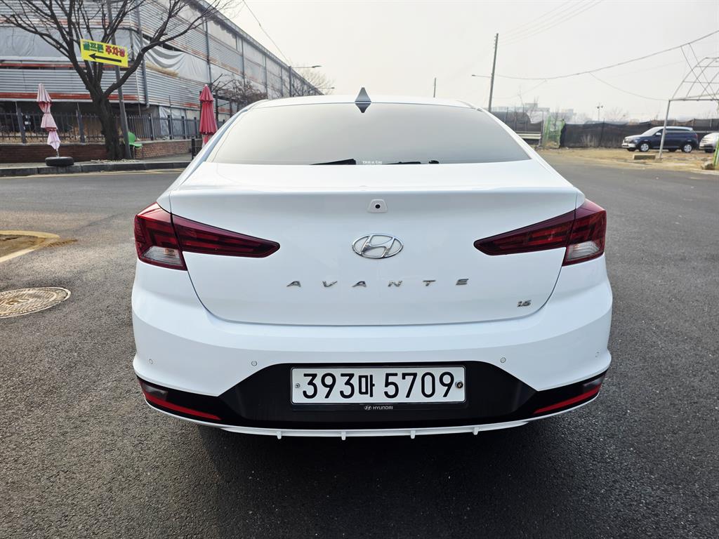 HYUNDAI Avante - Vista 2