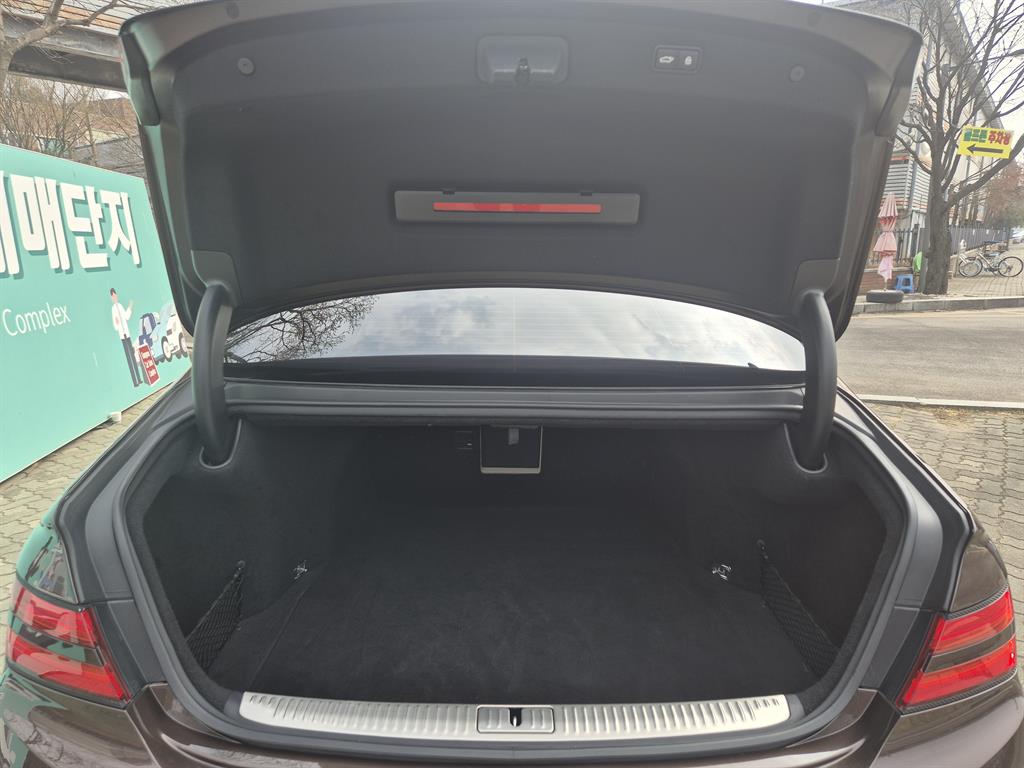 Genesis G90 - Vista 8