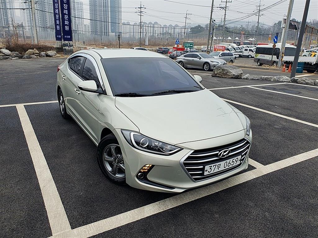 HYUNDAI Avante - Vista 9