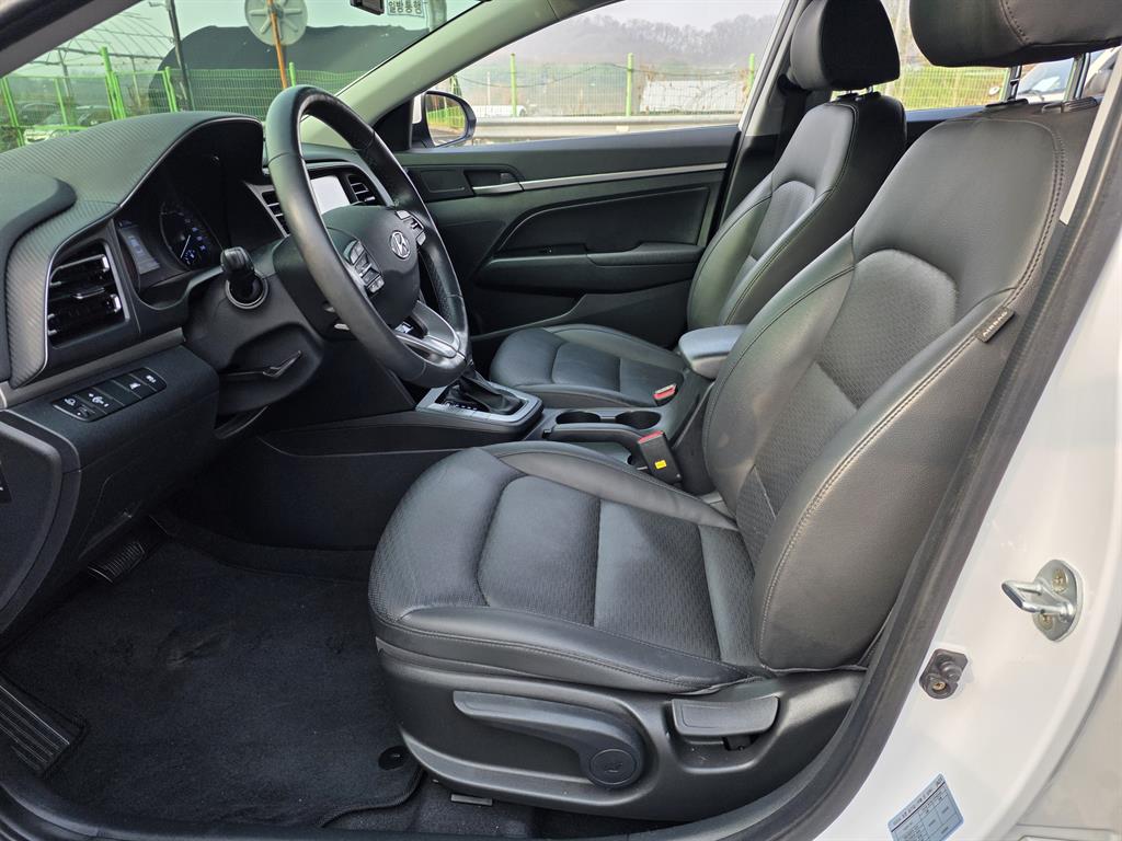 HYUNDAI Avante - Vista 9