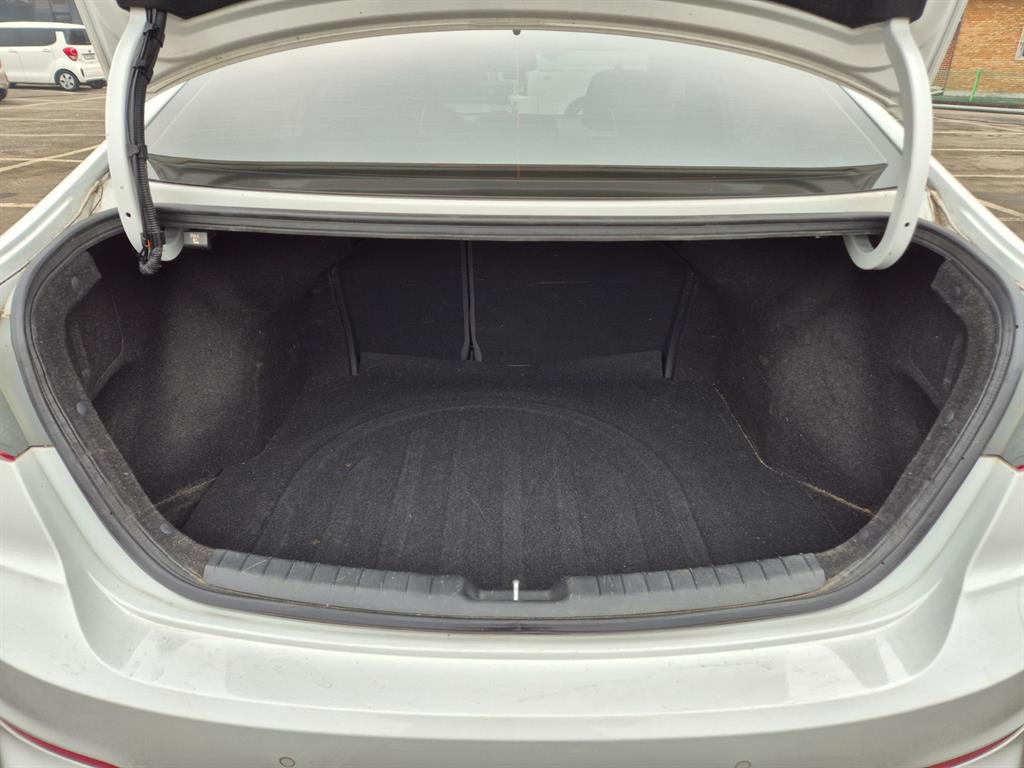 HYUNDAI Avante - Vista 5