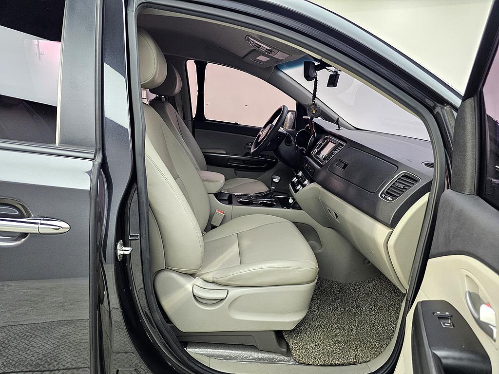 KIA Carnival - Vista 11