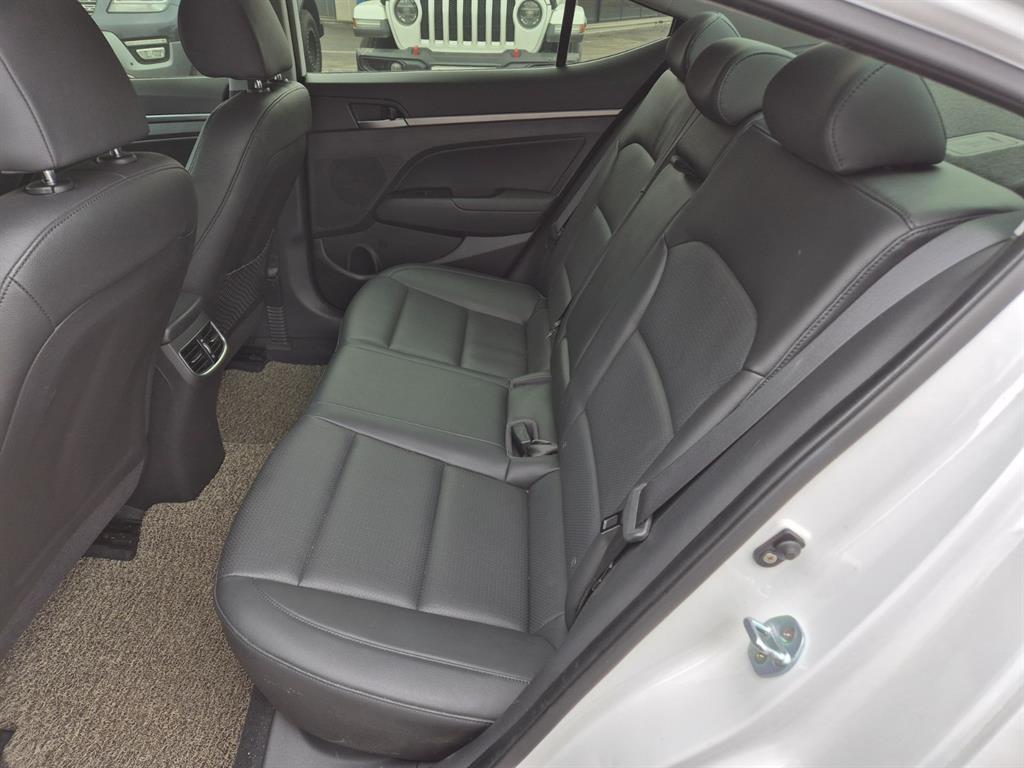 HYUNDAI Avante - Vista 8