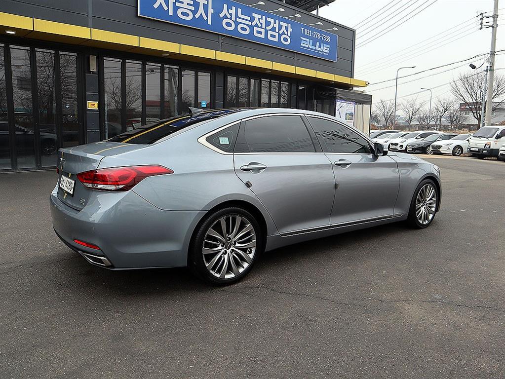 HYUNDAI Genesis - Vista 7