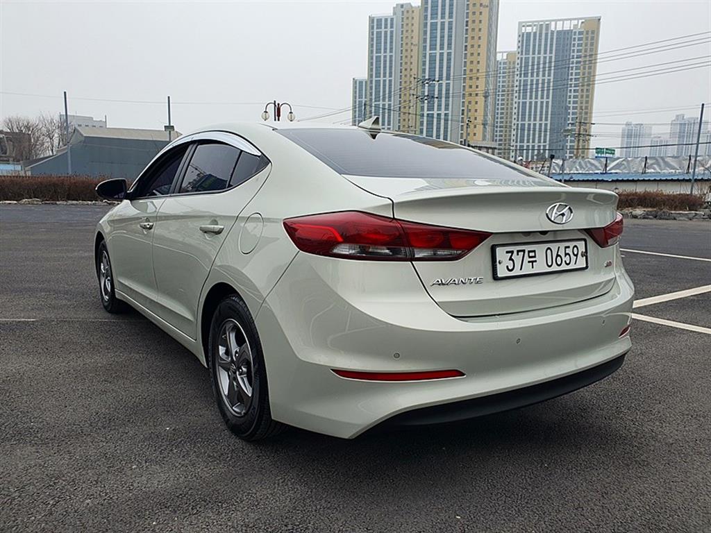 HYUNDAI Avante - Vista 4