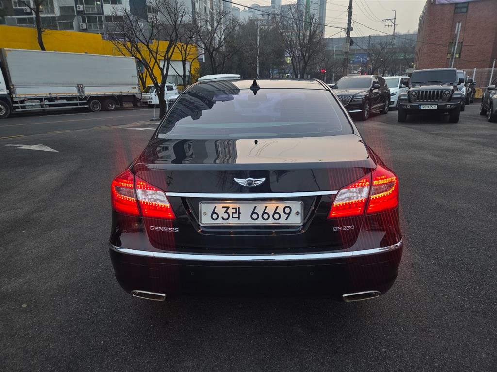 HYUNDAI Genesis - Vista 4